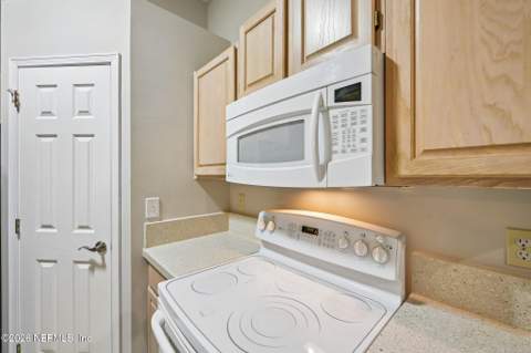 12306 Forest Gate Drive, Jacksonville FL - photo 14 of 40
