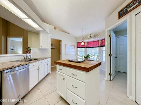 9243 Dale View Lane, Jacksonville FL - photo 11 of 47