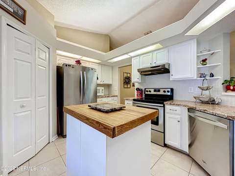 9243 Dale View Lane, Jacksonville FL - photo 10 of 47