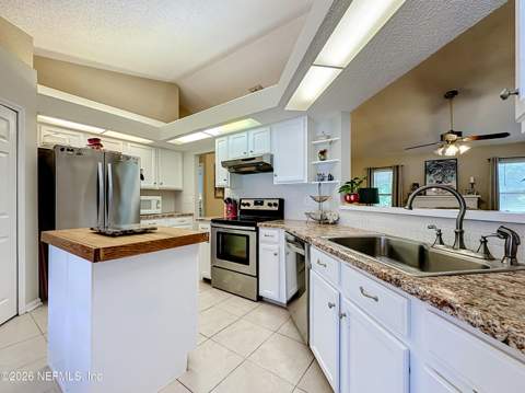 9243 Dale View Lane, Jacksonville FL - photo 9 of 47