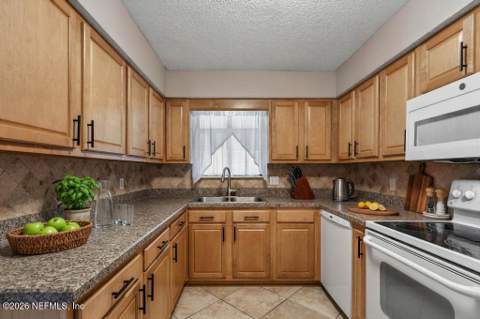506 Clubhouse Court, Jacksonville FL - photo 6 of 31