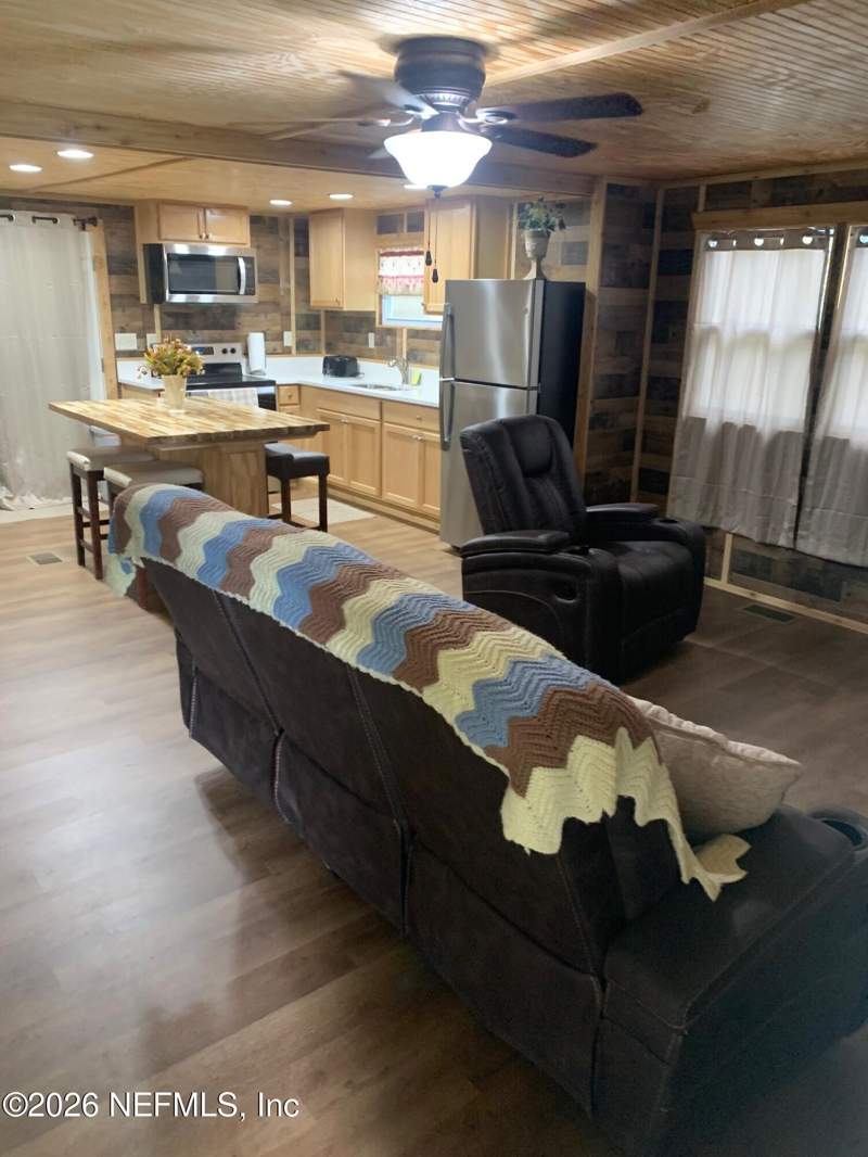 2 bedroom Mobile Home at 125 Willis Road, Interlachen, Hollister — photo 4