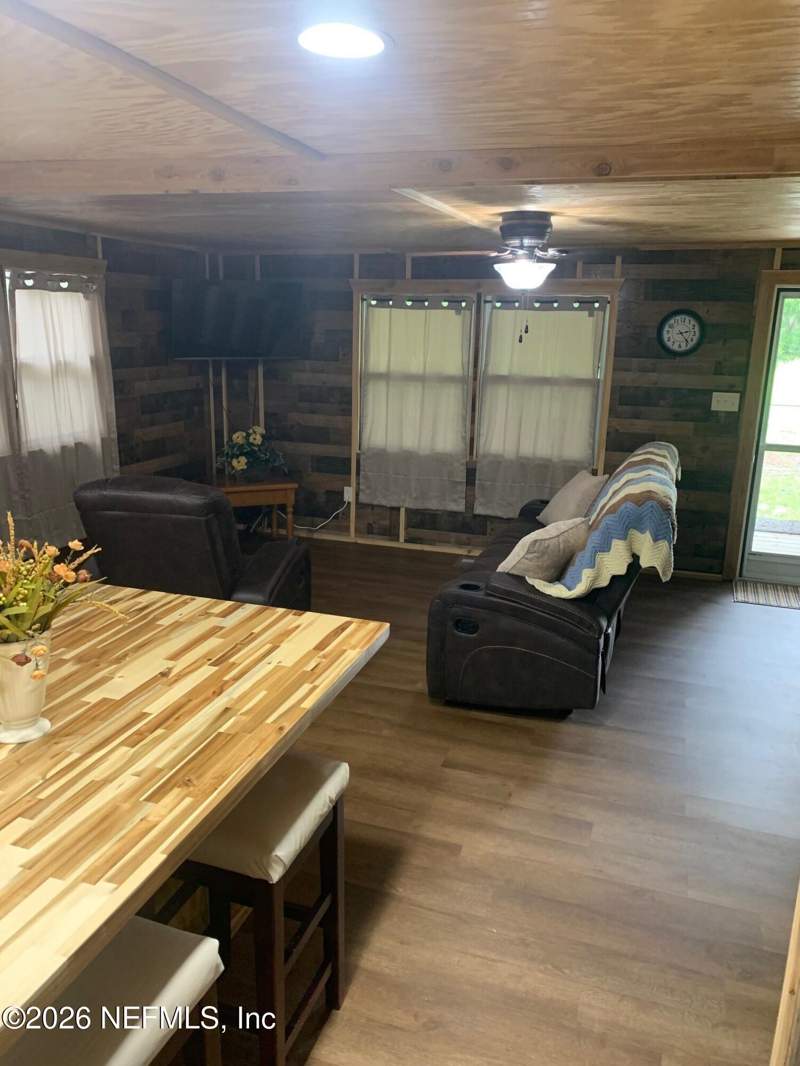 2 bedroom Mobile Home at 125 Willis Road, Interlachen, Hollister — photo 3