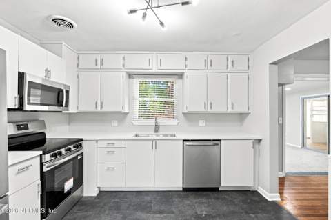 6522 Barkwood Drive, Jacksonville FL - photo 7 of 25