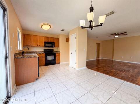 7923 Cherry Blossom Drive, Jacksonville FL - photo 7 of 18