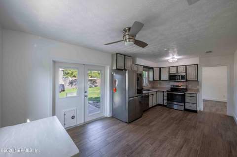 7880 Rondeau Drive, Jacksonville FL - photo 10 of 22