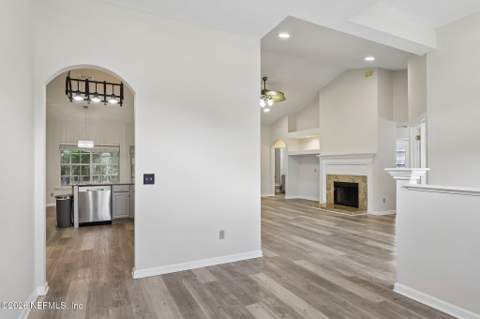 5628 Crest Creek Drive, Jacksonville FL - photo 15 of 42