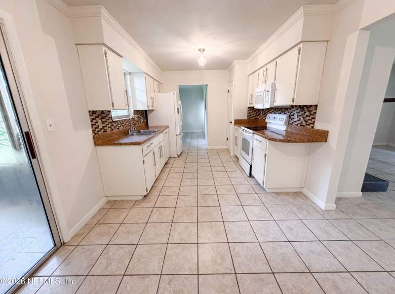 3 bedroom Single Family Residence at 6854 Holly Hill Road, Seminole Ridge, Melrose — photo 2
