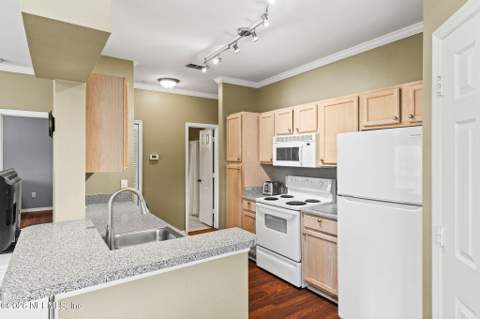 7800 POINT MEADOWS Drive #621, Jacksonville FL - photo 9 of 33