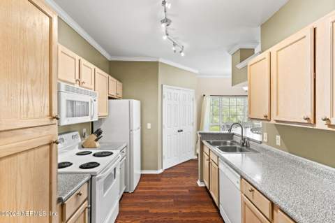 7800 POINT MEADOWS Drive #621, Jacksonville FL - photo 10 of 33