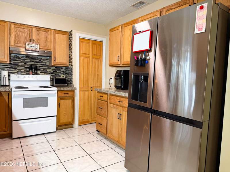 2 bedroom Single Family Residence at 620 GLENDALE Street, Dalewood, Starke — photo 3