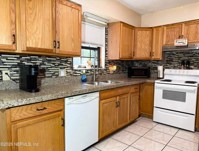2 bedroom Single Family Residence at 620 GLENDALE Street, Dalewood, Starke — photo 4