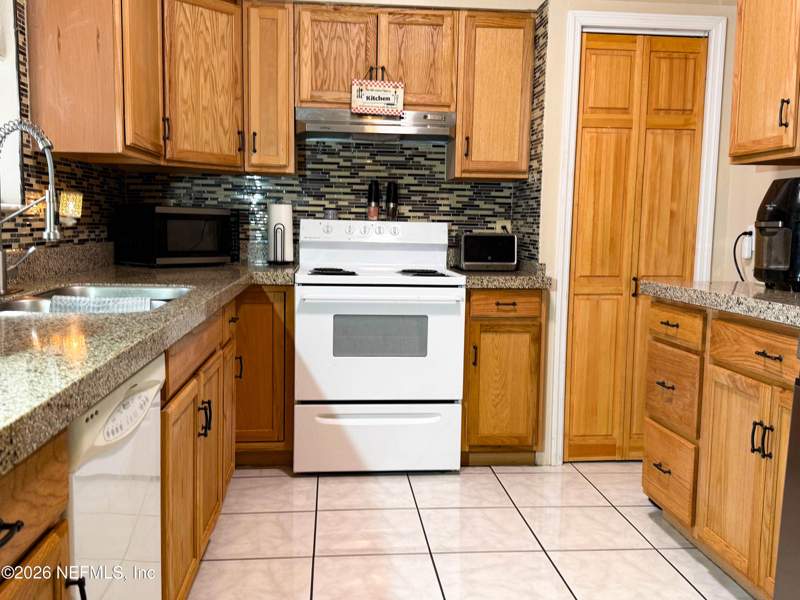 2 bedroom Single Family Residence at 620 GLENDALE Street, Dalewood, Starke — photo 5