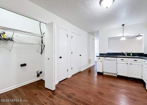 4042 Stillwood Drive, Jacksonville FL - photo 7 of 28