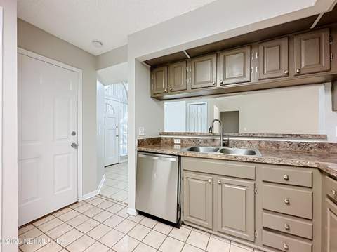8174 Loch Lomond Lane, Jacksonville FL - photo 14 of 50