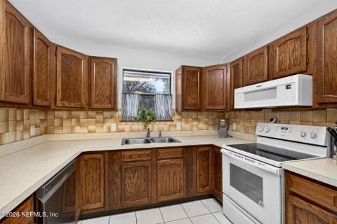 1305 Lake Asbury Drive, Green Cove Springs FL - photo 13 of 44