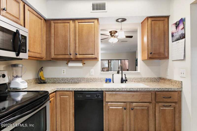2 bedroom Townhouse at 3216 Oak Street #7, Pinehurst, Jacksonville — photo 5