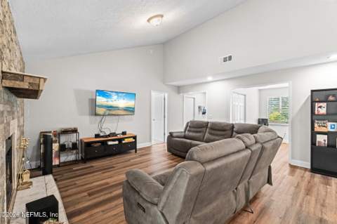 8251 Pepperwood Drive, Jacksonville FL - photo 10 of 57