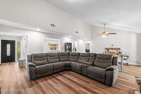 8251 Pepperwood Drive, Jacksonville FL - photo 11 of 57