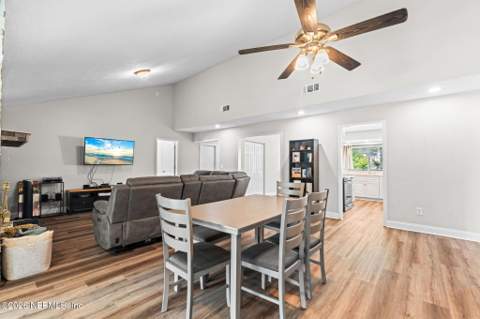 8251 Pepperwood Drive, Jacksonville FL - photo 13 of 57