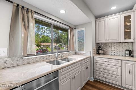 8251 Pepperwood Drive, Jacksonville FL - photo 23 of 57