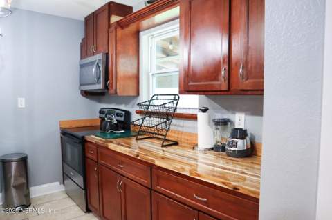 9136 Rota Avenue, Jacksonville FL - photo 6 of 32
