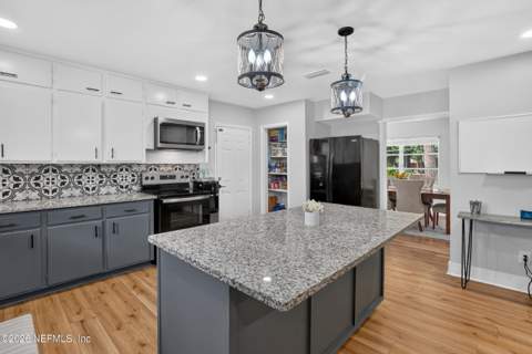 2864 Scott Circle, Jacksonville FL - photo 8 of 32