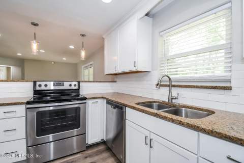 8371 Pointer Drive, Jacksonville FL - photo 8 of 20