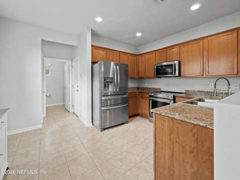 6908 ROUNDLEAF Drive, Jacksonville FL - photo 12 of 41