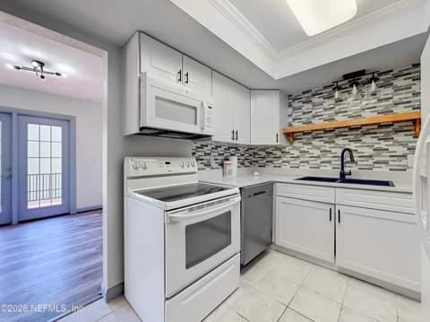 6515 W La Mirada Drive #2, Jacksonville FL - photo 9 of 31