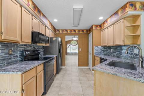 9055 BRIDGECREEK Drive, Jacksonville FL - photo 13 of 39
