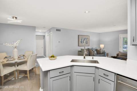 13715 Richmond Park Drive #702, Jacksonville FL - photo 10 of 30