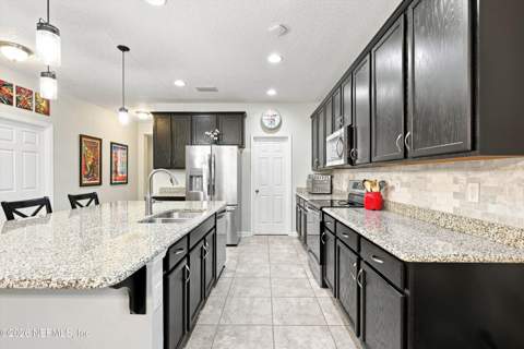 7068 Fleur Cove Drive, Jacksonville FL - photo 8 of 39