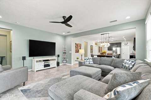 7068 Fleur Cove Drive, Jacksonville FL - photo 16 of 39