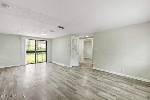 5246 Devron Drive, Jacksonville FL - photo 7 of 31