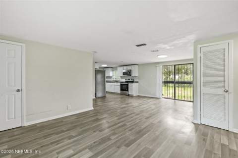 5246 Devron Drive, Jacksonville FL - photo 8 of 31