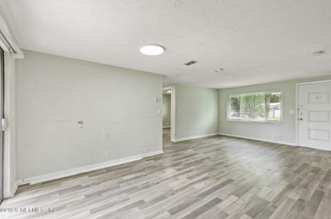 5246 Devron Drive, Jacksonville FL - photo 9 of 31