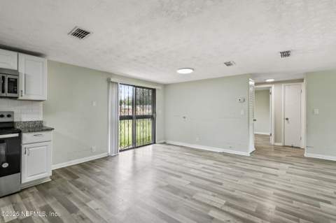 5246 Devron Drive, Jacksonville FL - photo 11 of 31