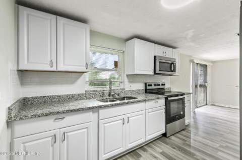 5246 Devron Drive, Jacksonville FL - photo 14 of 31