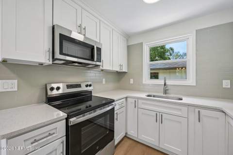 5834 Hyde Grove Avenue, Jacksonville FL - photo 12 of 35