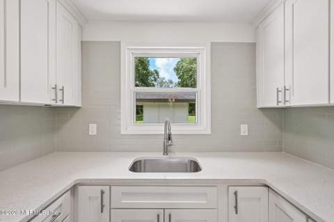5834 Hyde Grove Avenue, Jacksonville FL - photo 13 of 35