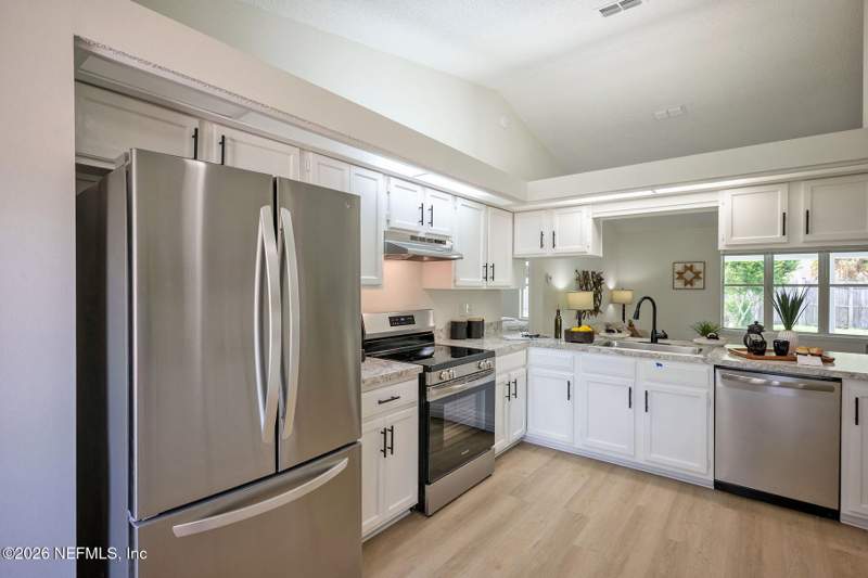 3 bedroom Single Family Residence at 3902 Hunters Lake Circle, Hunters Lake, Jacksonville — photo 4