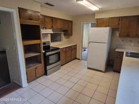 6046 Kinnon Drive, Jacksonville FL - photo 7 of 11