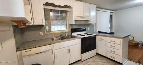 8834 Camphor Drive, Jacksonville FL - photo 10 of 29