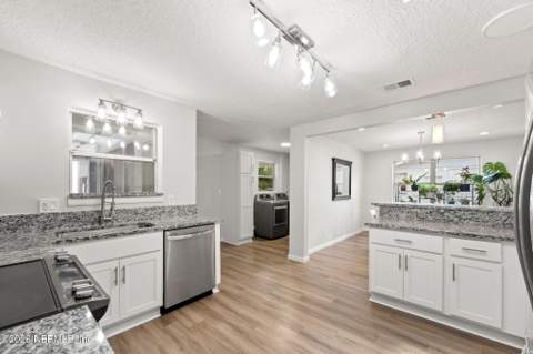 3834 Edidin Drive, Jacksonville FL - photo 13 of 41