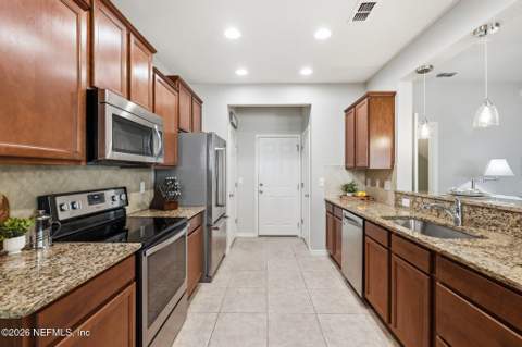 7027 Butterfield Court, Jacksonville FL - photo 8 of 41