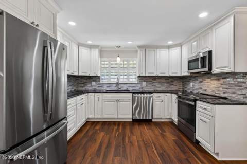 3386 Pickwick Drive, Jacksonville FL - photo 14 of 47