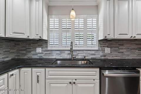3386 Pickwick Drive, Jacksonville FL - photo 15 of 47
