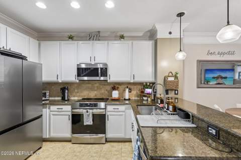 9823 Tapestry Park Circle #303, Jacksonville FL - photo 11 of 31