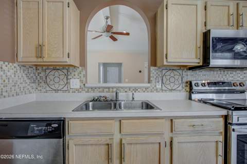 7975 Macinnes Drive, Jacksonville FL - photo 14 of 47